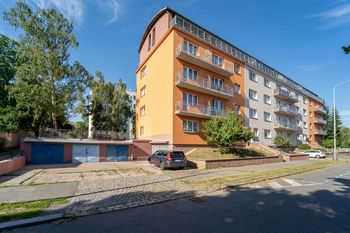 Pohled na dům z jižní strany - Prodej bytu 3+1 v osobním vlastnictví 72 m², Praha 9 - Prosek