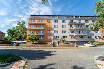 Pohled na dům z jižní strany - Prodej bytu 3+1 v osobním vlastnictví 72 m², Praha