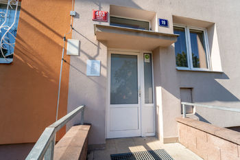 Vchod do domu - Prodej bytu 3+1 v osobním vlastnictví 72 m², Praha 9 - Prosek