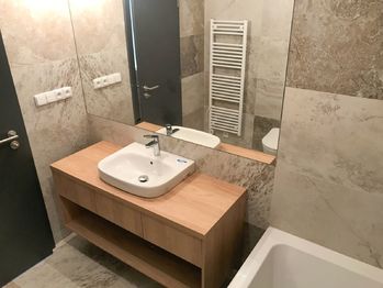 Koupelna ve 2NP - ilustrativní fotografie realizované stavby - Prodej bytu 4+kk v osobním vlastnictví 94 m², Dobev