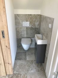 Samostatná toaleta v 1NP - ilustrativní fotografie realizované stavby v jiné lokalitě - Prodej bytu 4+kk v osobním vlastnictví 94 m², Dobev