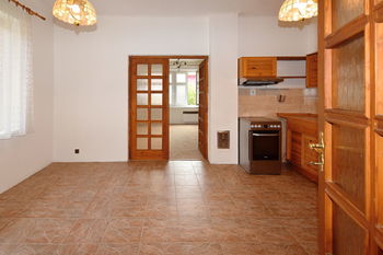 pohled z kuchyně do ob. pokoje - Prodej domu 140 m², Jíkev