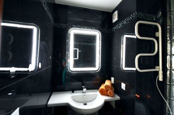 světelné zrcadlo a topný žebřík v koupelně - Prodej bytu 1+1 v družstevním vlastnictví 36 m², Chomutov