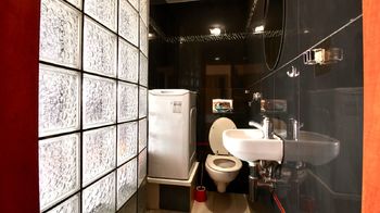 samostatná toaleta s umyvadlem a pračkou - Prodej bytu 1+1 v družstevním vlastnictví 36 m², Chomutov