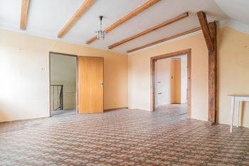 pokoj v patře - Prodej domu 191 m², Hostouň