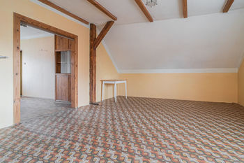 pokoj v patře - Prodej domu 191 m², Hostouň