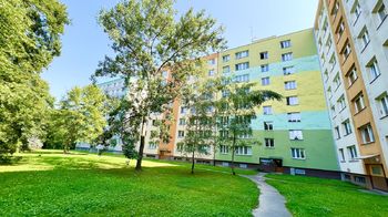 Pohled na dům ze západní strany - Prodej bytu 3+1 v družstevním vlastnictví 63 m², Ostrava