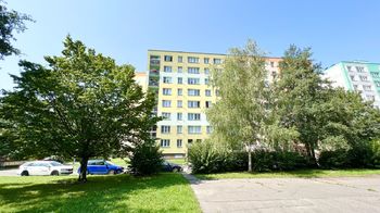 Pohled na dům z východní strany - Prodej bytu 3+1 v družstevním vlastnictví 63 m², Ostrava