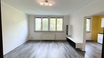 Obývací pokoj se vstupem do kuchyně - Prodej bytu 3+1 v družstevním vlastnictví 63 m², Ostrava