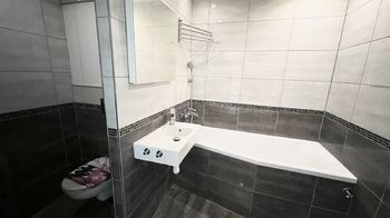 Koupelna s toaletou - Prodej bytu 3+1 v družstevním vlastnictví 63 m², Ostrava