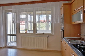 Kuchyň, vstup přes zimní terasu na zahradu - Prodej domu 220 m², Hustopeče