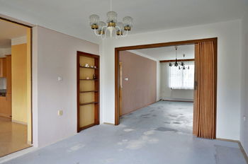 Jídelna, pohled do obývacího pokoje - Prodej domu 220 m², Hustopeče