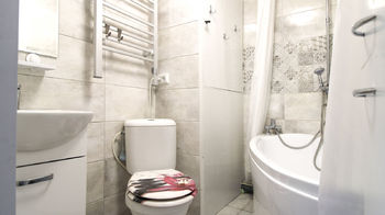krásná světlá koupelna - Prodej bytu 1+1 v družstevním vlastnictví 34 m², Jirkov