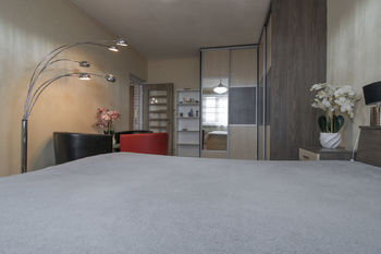 prostorná vestavěná skříň v ložnici - Prodej bytu 1+1 v družstevním vlastnictví 34 m², Jirkov