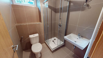 koupelna s toaletou - Prodej domu 165 m², Praha 10 - Hájek u Uhříněvsi