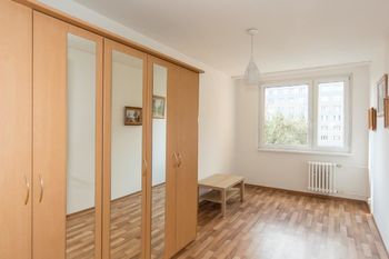 ložnice na západní stranu - Prodej bytu 3+1 v osobním vlastnictví 75 m², Praha 6 - Řepy 