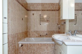 koupelna s vanou - Prodej bytu 3+1 v osobním vlastnictví 75 m², Praha 6 - Řepy