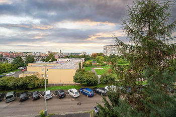 výhled z okna - Prodej bytu 4+1 v osobním vlastnictví 84 m², Praha 9 - Černý Most