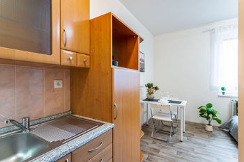 Průhled z kuchyně do obývacího pokoje - Prodej bytu 1+kk v osobním vlastnictví 24 m², Praha 4 - Krč