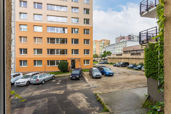 Výhled z okna na parkoviště před domem - Prodej bytu 1+kk v osobním vlastnictví 24 m², Praha 4 - Krč