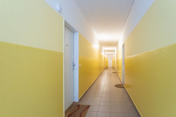 Domovní chodba před bytem - Prodej bytu 1+kk v osobním vlastnictví 24 m², Praha 4 - Krč