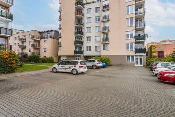 Horní parkoviště za domem - Prodej bytu 1+kk v osobním vlastnictví 24 m², Praha 4 - Krč