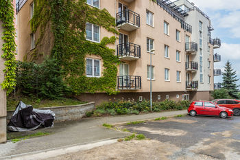 Pohled na dům a polohu bytu - Prodej bytu 1+kk v osobním vlastnictví 24 m², Praha 4 - Krč