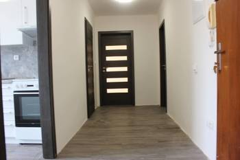 chodba směr z obývacího pokoje - Pronájem bytu 2+1 v osobním vlastnictví 64 m², Olomouc