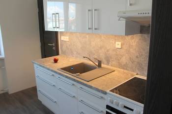 kuchyně se vstupem do komory - Pronájem bytu 2+1 v osobním vlastnictví 64 m², Olomouc