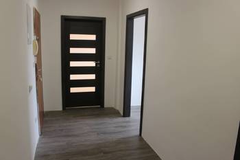 chodba směr z ložnice - Pronájem bytu 2+1 v osobním vlastnictví 64 m², Olomouc