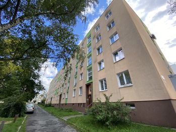 pohled na dům - Prodej bytu 2+1 v osobním vlastnictví 53 m², Plzeň