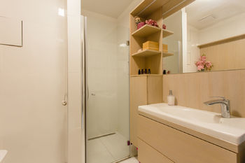 Koupelna s WC - Prodej bytu 1+kk v osobním vlastnictví 39 m², Brno