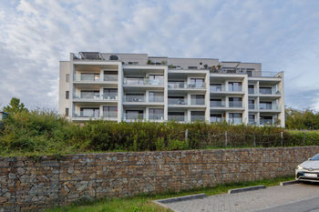 Pohled na dům - Prodej bytu 1+kk v osobním vlastnictví 39 m², Brno