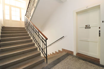 Chodba domu - Prodej bytu 1+1 v osobním vlastnictví 41 m², Praha 4 - Nusle