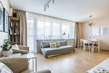 Obývací pokoj s kuchyňským koutem - Prodej bytu 3+kk v osobním vlastnictví 68 m², Praha 10 - Vršovice