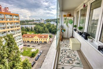 Pohled z obývacího pokoje - Prodej bytu 3+kk v osobním vlastnictví 68 m², Praha 10 - Vršovice