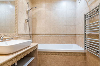 Koupelna - Prodej bytu 3+kk v osobním vlastnictví 68 m², Praha 10 - Vršovice