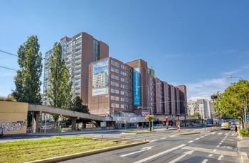 Pohled na dům od Vršovické ulice - Prodej bytu 3+kk v osobním vlastnictví 68 m², Praha 10 - Vršovice