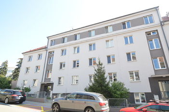 Pohled na dům z ulice - Prodej bytu 2+1 v osobním vlastnictví 54 m², Brno
