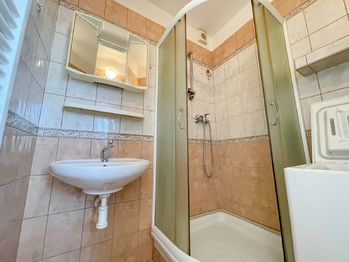 Koupelna se sprchou a připojením na pračku/pračkou - Pronájem bytu 3+1 v osobním vlastnictví 61 m², Strakonice