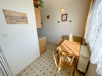 Kuchyně - jídelní kout se stolem - Pronájem bytu 3+1 v osobním vlastnictví 61 m², Strakonice