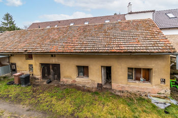 Pohled na dům vhodný pro dílnu z terasy - Prodej domu 178 m², Nelahozeves