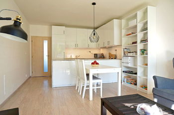  Obývací pokoj s kuchyňským koutem (25,6 m2) a balkonem (5,6 m2) - Prodej bytu 3+kk v osobním vlastnictví 62 m², Brno
