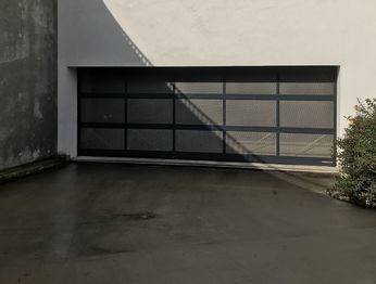 Vjezd do garáže - Prodej garážového stání 13 m², Brno
