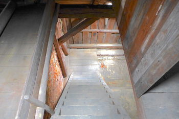 schody z půdy do vestavěného patra - Prodej domu 211 m², Janovice v Podještědí
