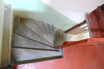 hlavní schodiště - výstup do patra - Prodej domu 211 m², Janovice v Podještědí