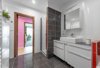 koupelna - Prodej bytu 4+kk v osobním vlastnictví 92 m², Plzeň