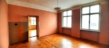 druhá místnost (obývák) - Prodej bytu 2+1 v osobním vlastnictví 113 m², Nová Bystřice