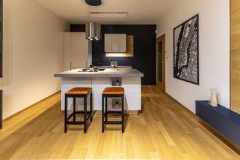 Kuchyně s ostrůvkem - Prodej bytu 2+kk v osobním vlastnictví 63 m², Praha 8 - Libeň