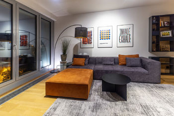 Obývací pokoj ve večerním nasvícení - Prodej bytu 2+kk v osobním vlastnictví 63 m², Praha 8 - Libeň